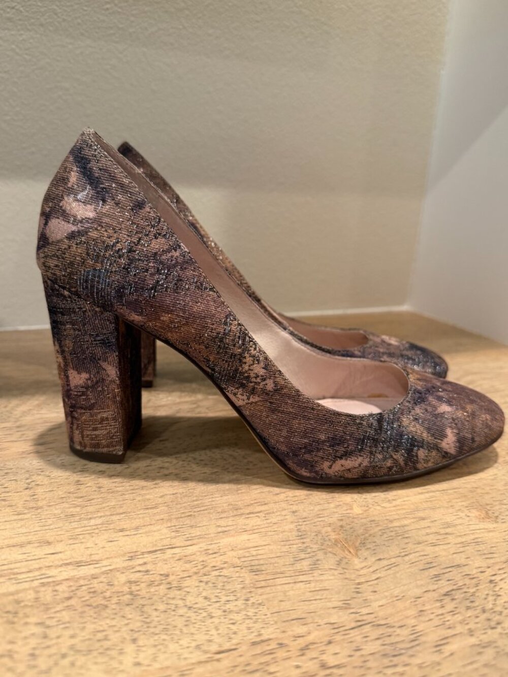 Louise et Cie Black & Tan Heels Size 8 | Block Heel Pumps - Picture 6 of 7